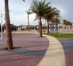 Andere Straßenseite vom Hotel Giftun Azur