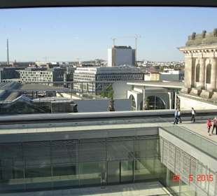 Widok z kopuły Reichstagu na Berlin