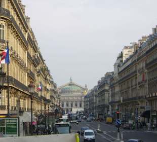 Strassenzug mit Oper