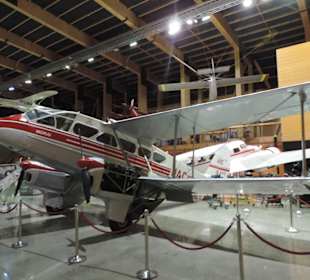 Militär und Zivilflugzeuge in einer Halle
