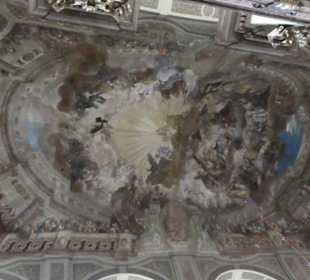 Namen-Jesu-Kirche mit Deckenfresko