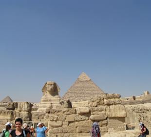 Sphinx, Cheopspyramide und wolkenloser Himmel