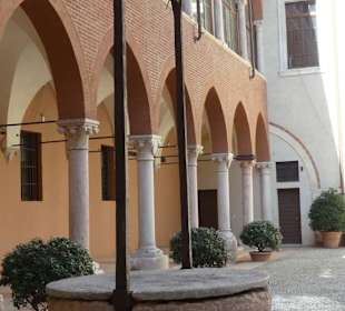 Bei der Büste von Cavallotti