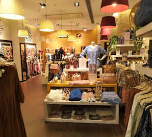 Rundgang durch das Einkaufszentrum Via Catarina