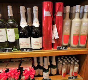 Im Verkaufsraum des Café Niederegger