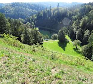 Blick vom Rundweg zum Auslauf der Talsperre