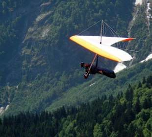 Gleitschirmflieger nach dem Start