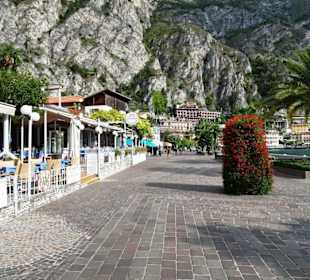 Spaziergang über die morgendliche Uferpromenade