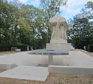 Памятник на острове