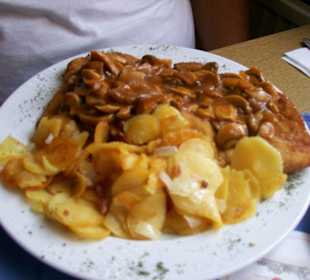 paniertes Schnitzel mit Bratkartoffeln