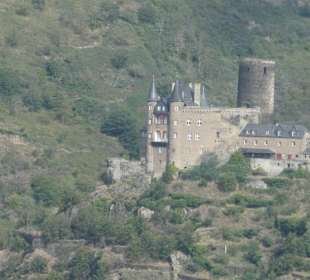 Blick vom Loreley-Felsen zur Burg Katz