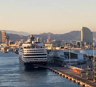 Kreuzfahrtschiff im Hafen