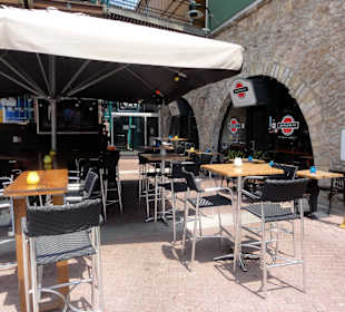 Die Sitzplätze der Burgerbar im Rif Fort