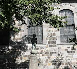 Das Fischpüddelchen vor der Taufkapelle