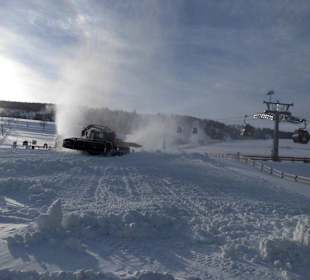 Blick auf den Lift und die Piste