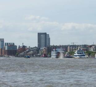 Unterwegs auf der Elbe bei Hafenrundfahrt