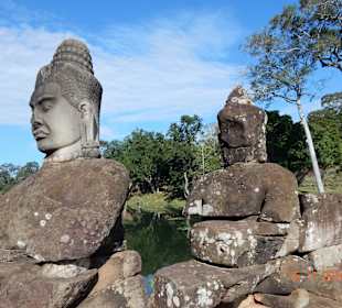 Restaurierter u. verwitterter Kopf - Eingangsmauer