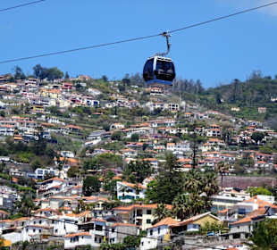 Blick auf eine Gondel über den Häusern von Funchal