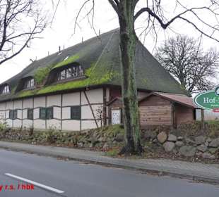 Der Gutshof von der Dorfstraße aus gesehen