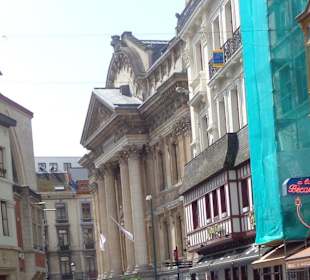 Blick auf die Häuserfronten der Straße