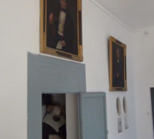 Erste Geschoss - Diele mit Familienporträts