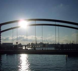 Brücke zur Speicherstadt mit Hafen