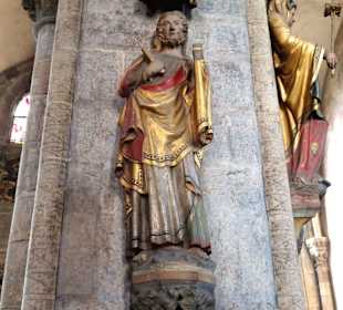 Figuren an den Pfeilern des Langschiffes