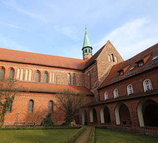 Ansicht von Südwesten mit Kreuzgang