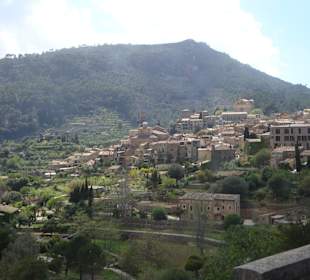 Blick auf den Ort vom Busfenster aus