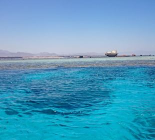 Korallenriff mit Boot erreichbar