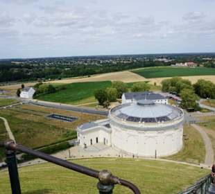 Blick vom Löwenhügel - Museum (l),Rundgemälde (r) 