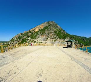 Der Staudamm selbst in voller Pracht