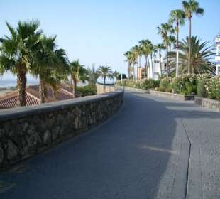 Links Strand rechts Hotels