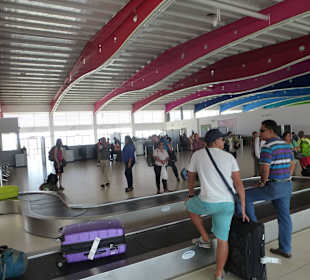 Warten auf die Koffer