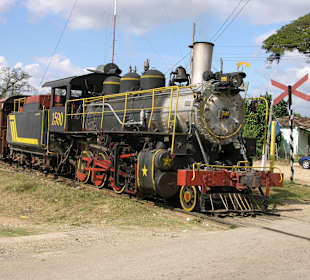 Alte Dampflok an der Torre Manaca Iznaga
