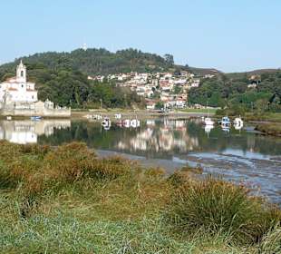 Die Kirche, dahinter der Ort Niembro