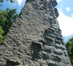 Die Ruine Stollburg oberhalb von Handthal