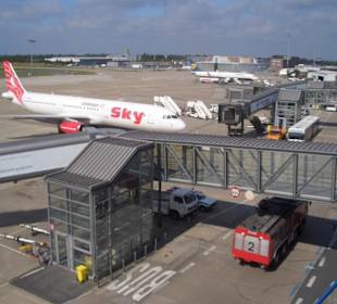 Flughafen von Aussen aus dem Flugzeug