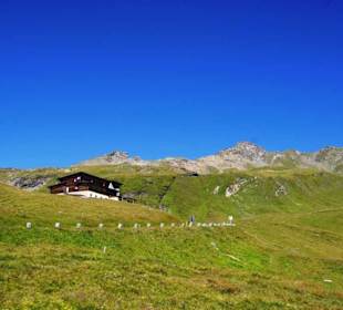 Alpenhütten entlang der Strasse