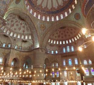 Öllampenkranz in der Moschee