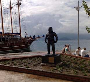 Astronaut in Mamaris am Hafen