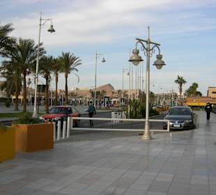 Auf dem Boulevard vor dem Giftun Azur