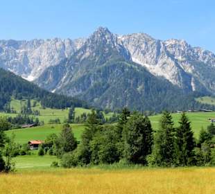 Blick vom See auf die Berge