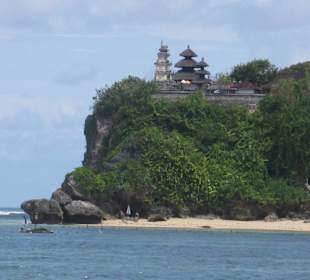 Hinter der Klippe einsamer Strand