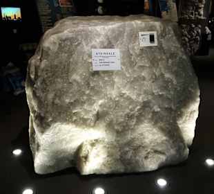 Tonnenschwerer Steinsalzblock im Salzmuseum