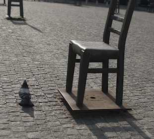 Plac Bohaterów Getta, krzesła.