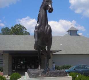 Pferdestatue vor dem Eingang