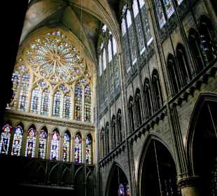 Die Kathedrale ist bekannt für ihre Bleiglasfenste