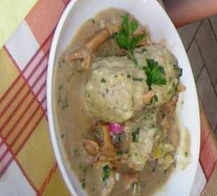 Speckknödel mit Pfifferlingen