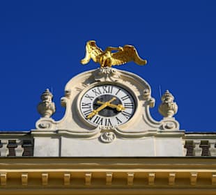 Schloss Schönbrunn Uhr als Dachskulptur